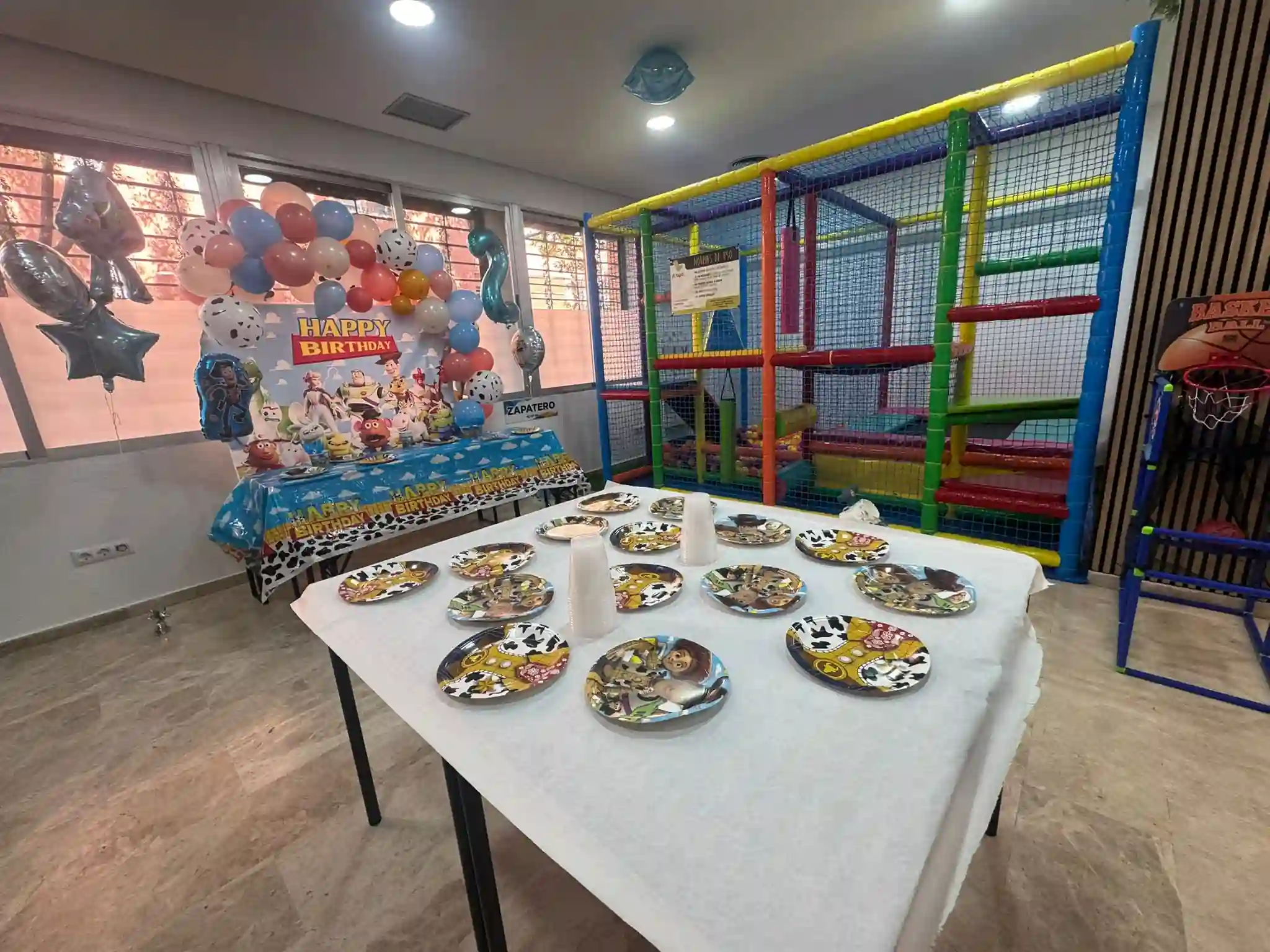 Cumpleaños temático Toy Story en sala privada Sevilla
